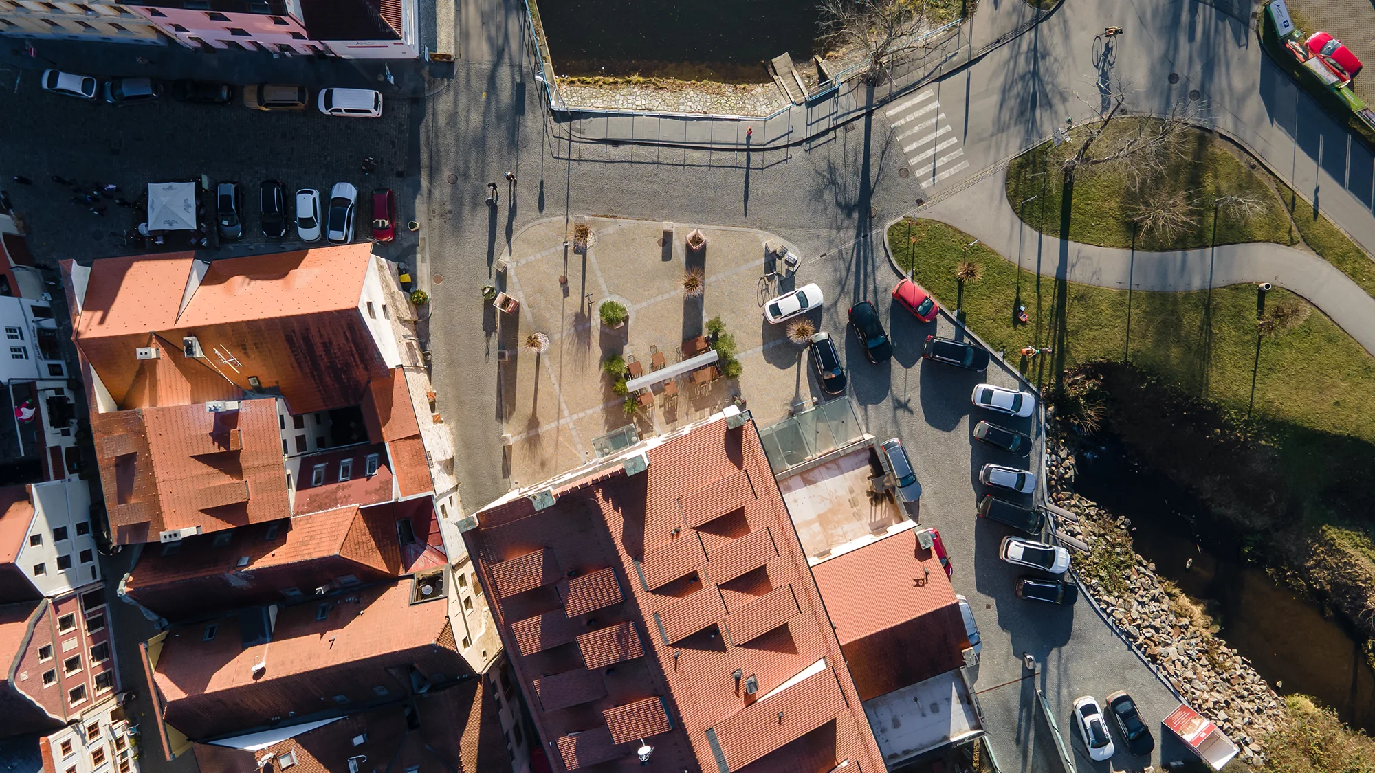 Letecký pohled na městskou ulici a historické domy