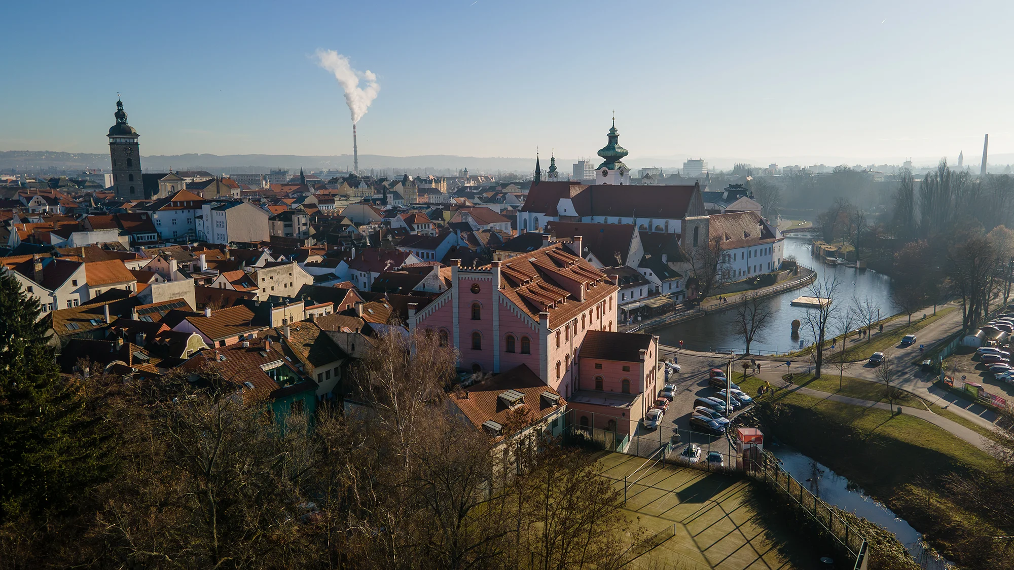 Letecký pohled na historickou zástavbu a střechy města
