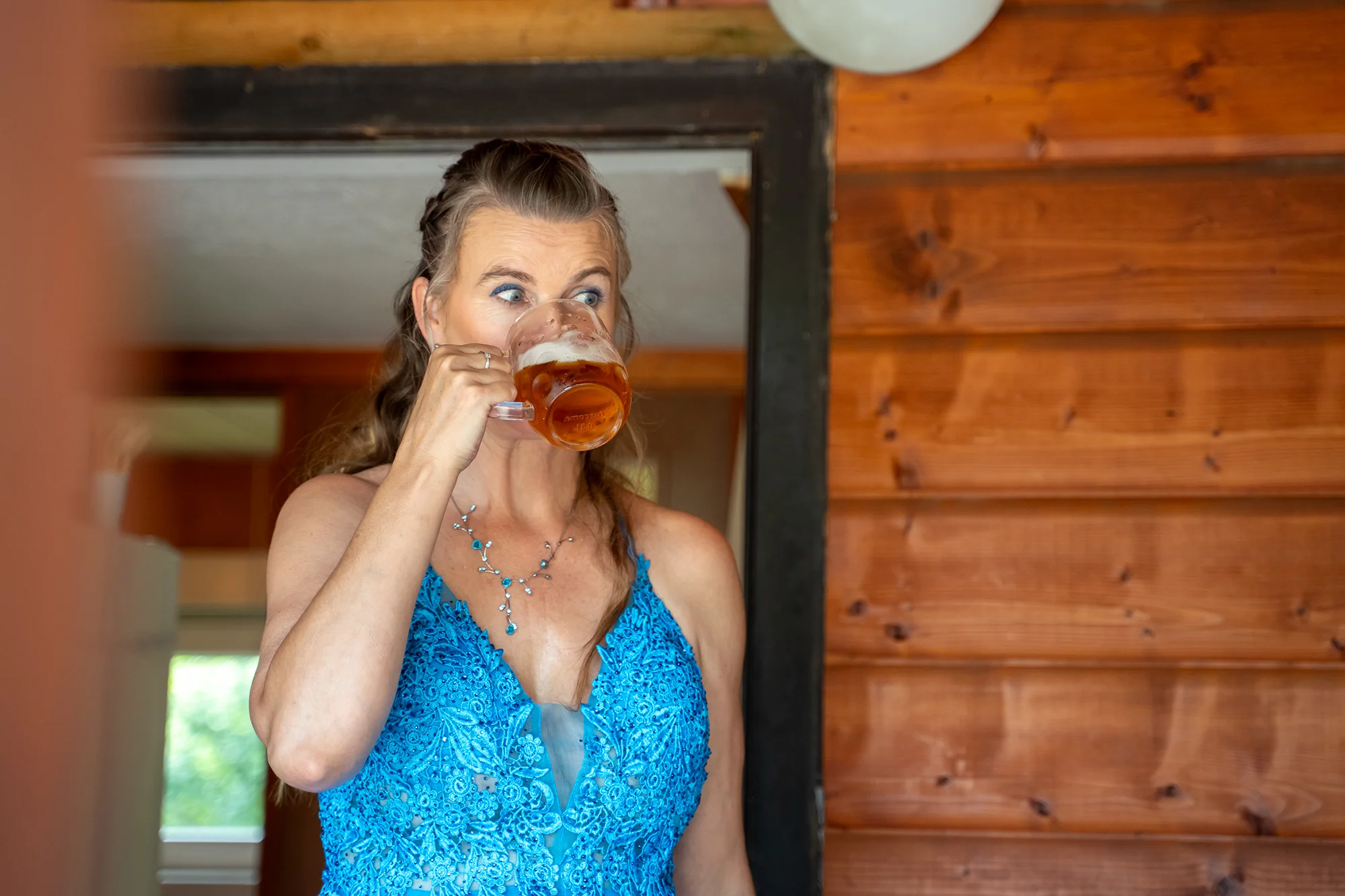 Žena v modrých šatech při slavnostním přípitku